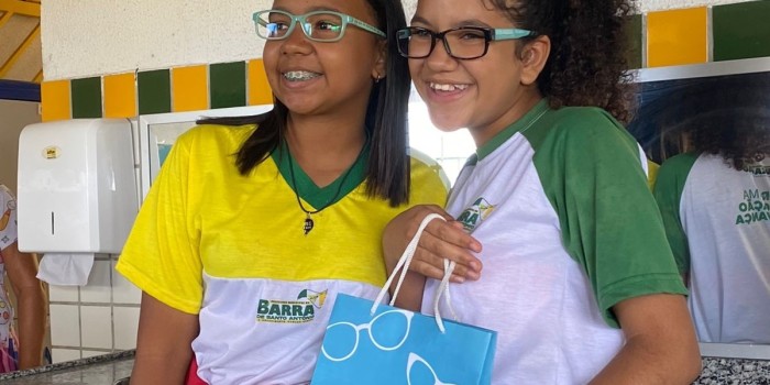 CUIDANDO DO POVO: Prefeitura da Barra de Santo Antônio realiza entrega de óculos para alunos da rede pública.